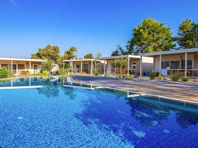 Mobile Home Mediteran Superior By The Pool In Caravan Park Strasko, Novalja Exteriér fotografie