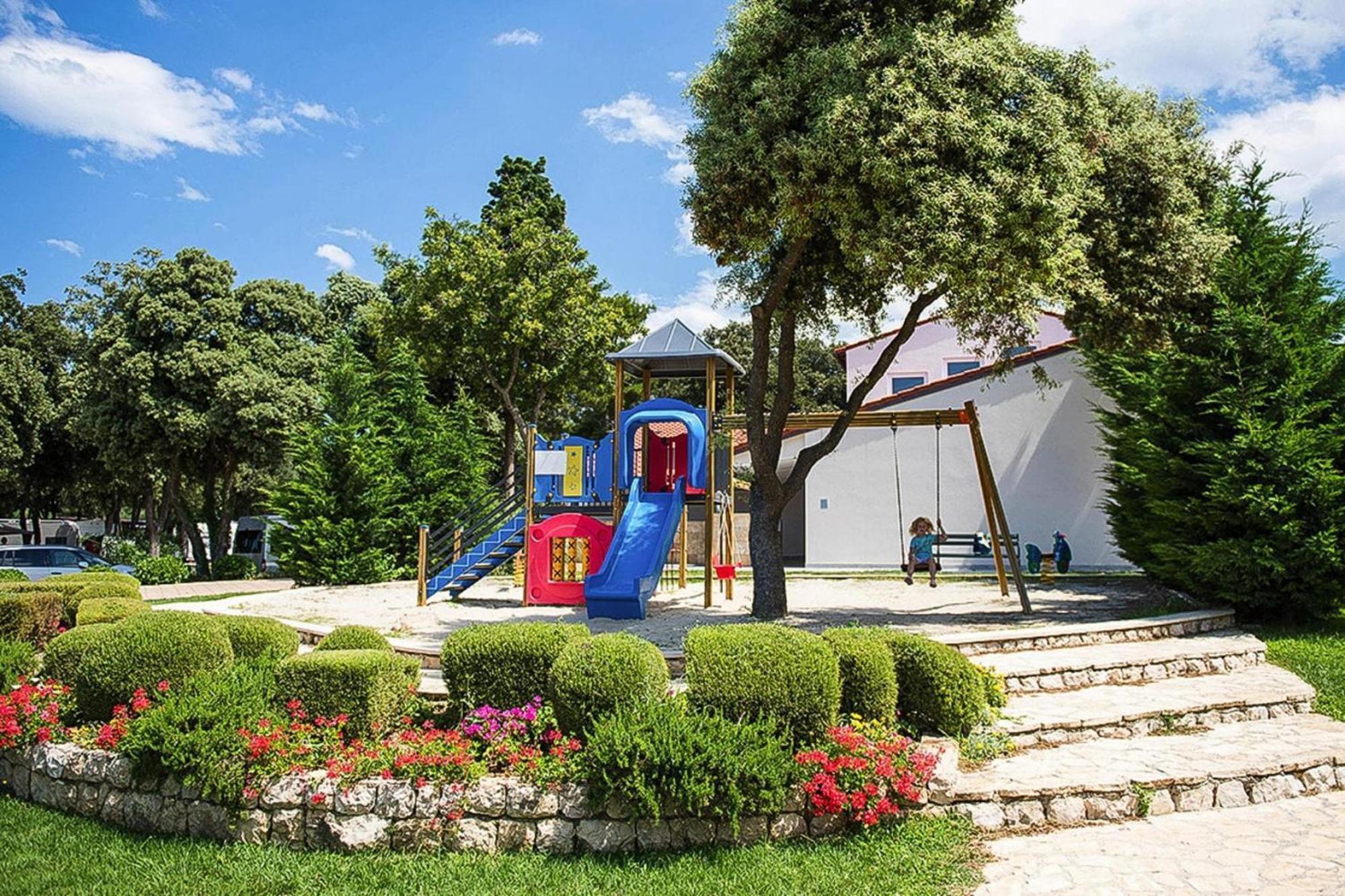 Mobile Home Mediteran Superior By The Pool In Caravan Park Strasko, Novalja Exteriér fotografie